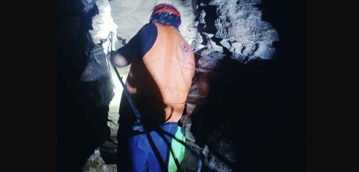 Rescatistas durante operativo en una gruta de Cuetzalan.