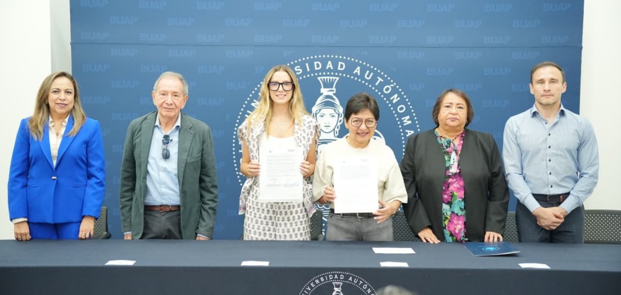 Autoridades de Puebla y BUAP durante firma de convenio turístico.