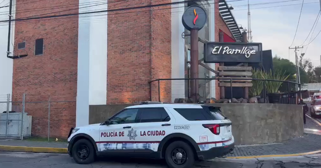 Policías de Puebla resguardan restaurante tras intento de robo.