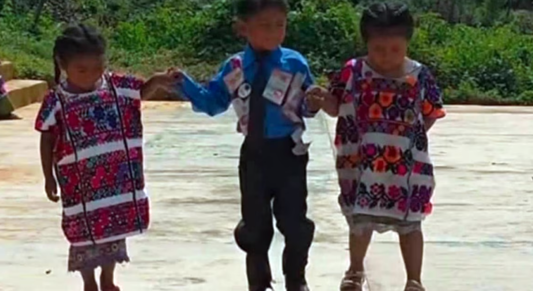 Niño Javier baila el vals durante su graduación en una comunidad de Guerrero.