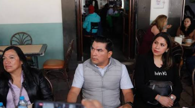 José Luis Garrido durante una conferencia de prensa.