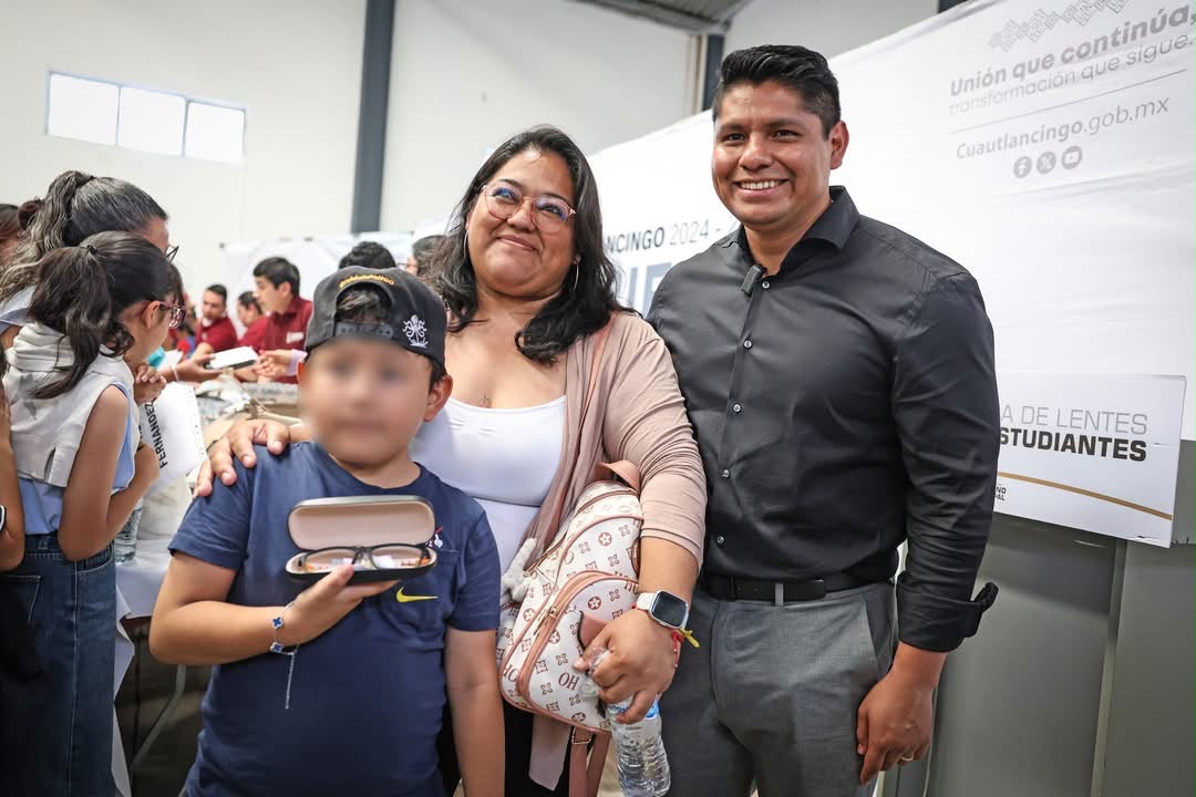 Gobierno de Cuautlancingo entrega lentes a 476 estudiantes