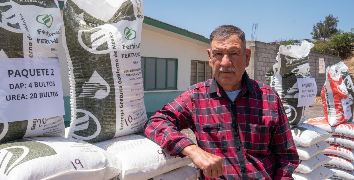 Productor agrícola consulta información del programa Fertilizantes para el Bienestar.