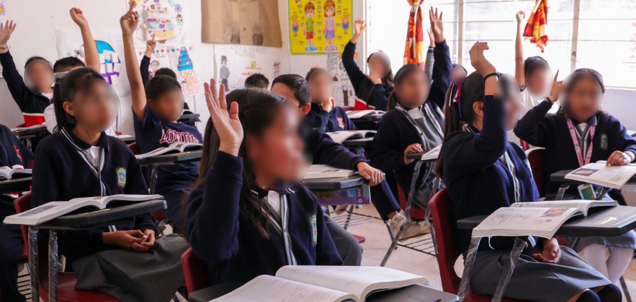 Padres de familia realizando el proceso de inscripción en una escuela pública de Puebla.