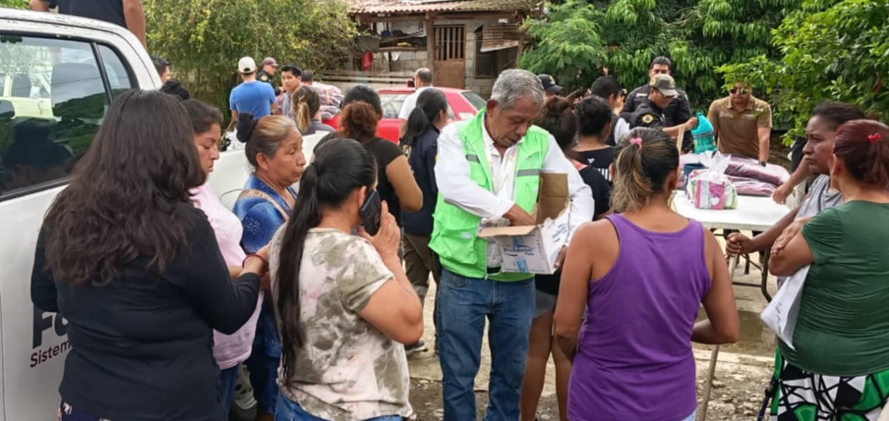 Personal de Salud realiza labores de saneamiento en viviendas afectadas por las lluvias en Jalpan.