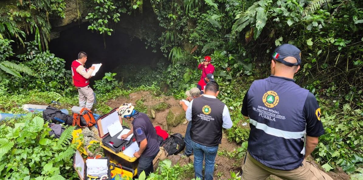 Rescatistas trabajan en la búsqueda dentro de una gruta inundada en Cuetzalan.