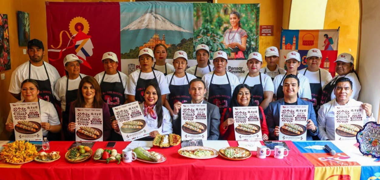 Molotes tradicionales poblanos durante una feria gastronómica en Cholula.