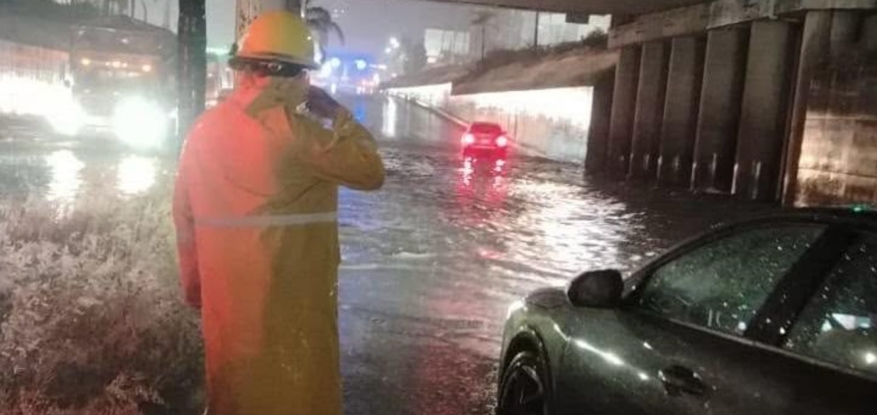 Personal de Protección Civil atiende afectaciones por lluvias en Puebla.