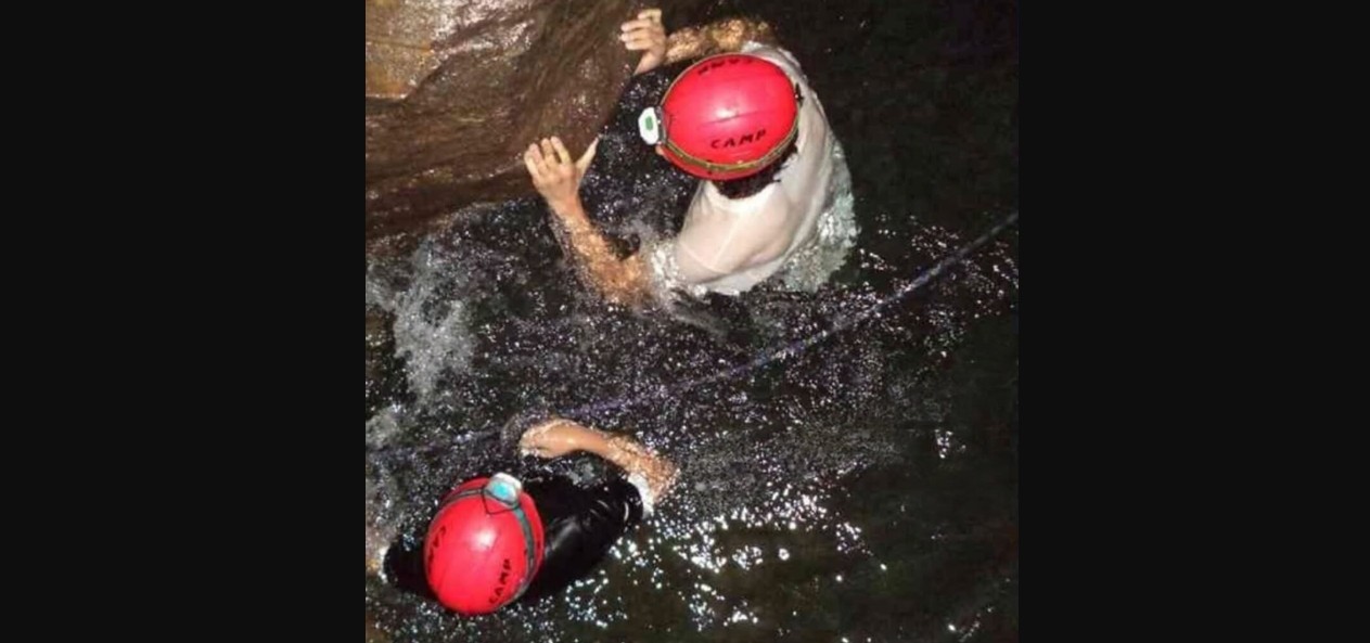 Equipos de rescate trabajan en el acceso a la gruta Chichicazapan, en Cuetzalan.