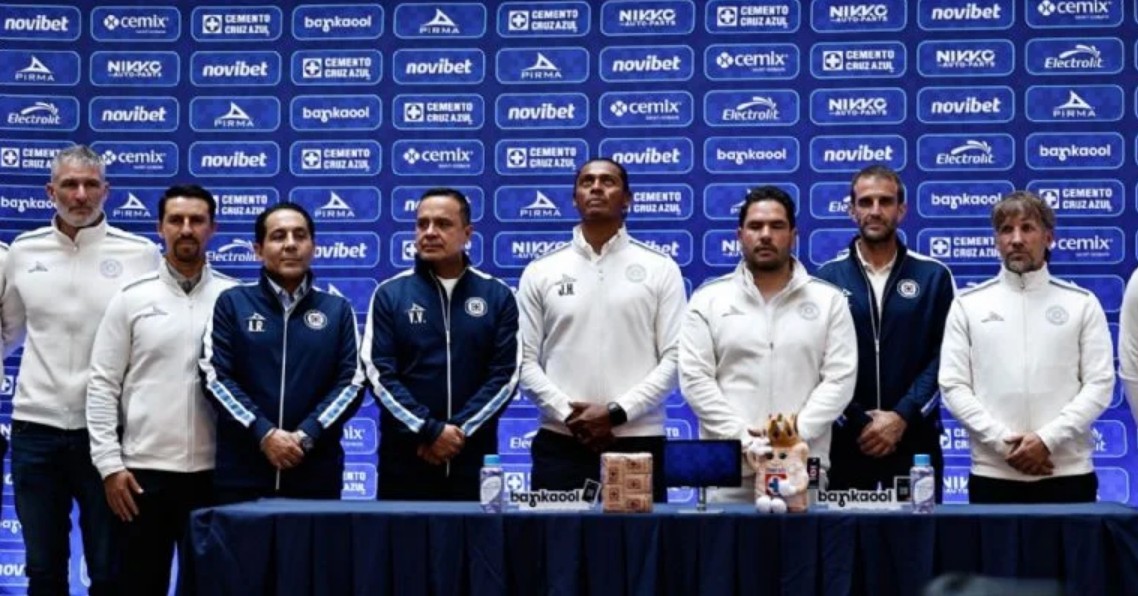 Joel Huiqui durante una conferencia con Cruz Azul.