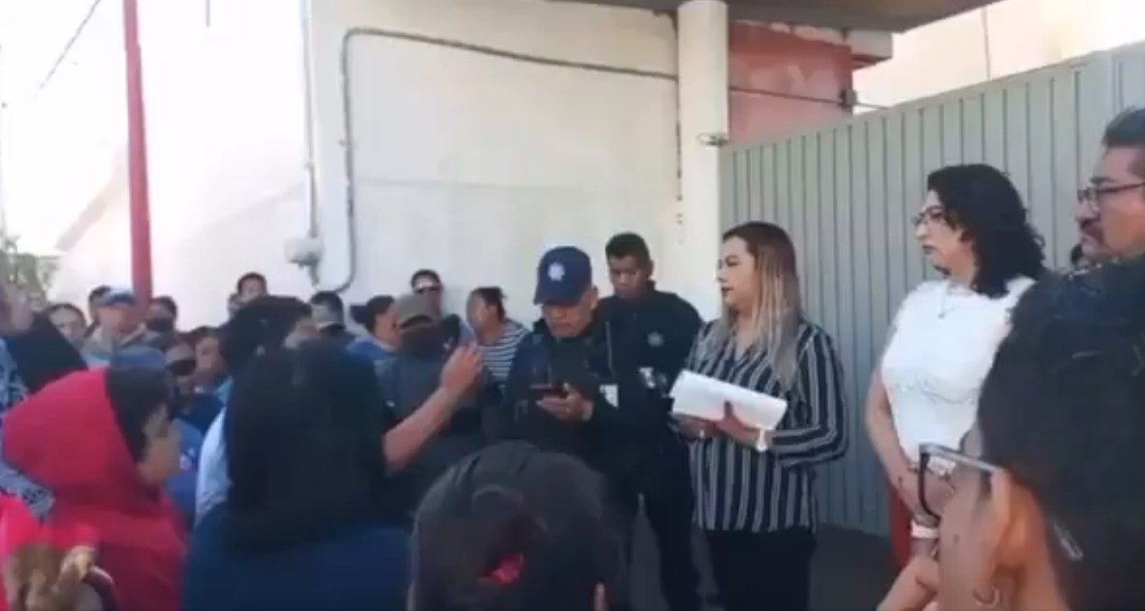 Padres de familia protestan afuera de una escuela primaria en Tepeojuma.