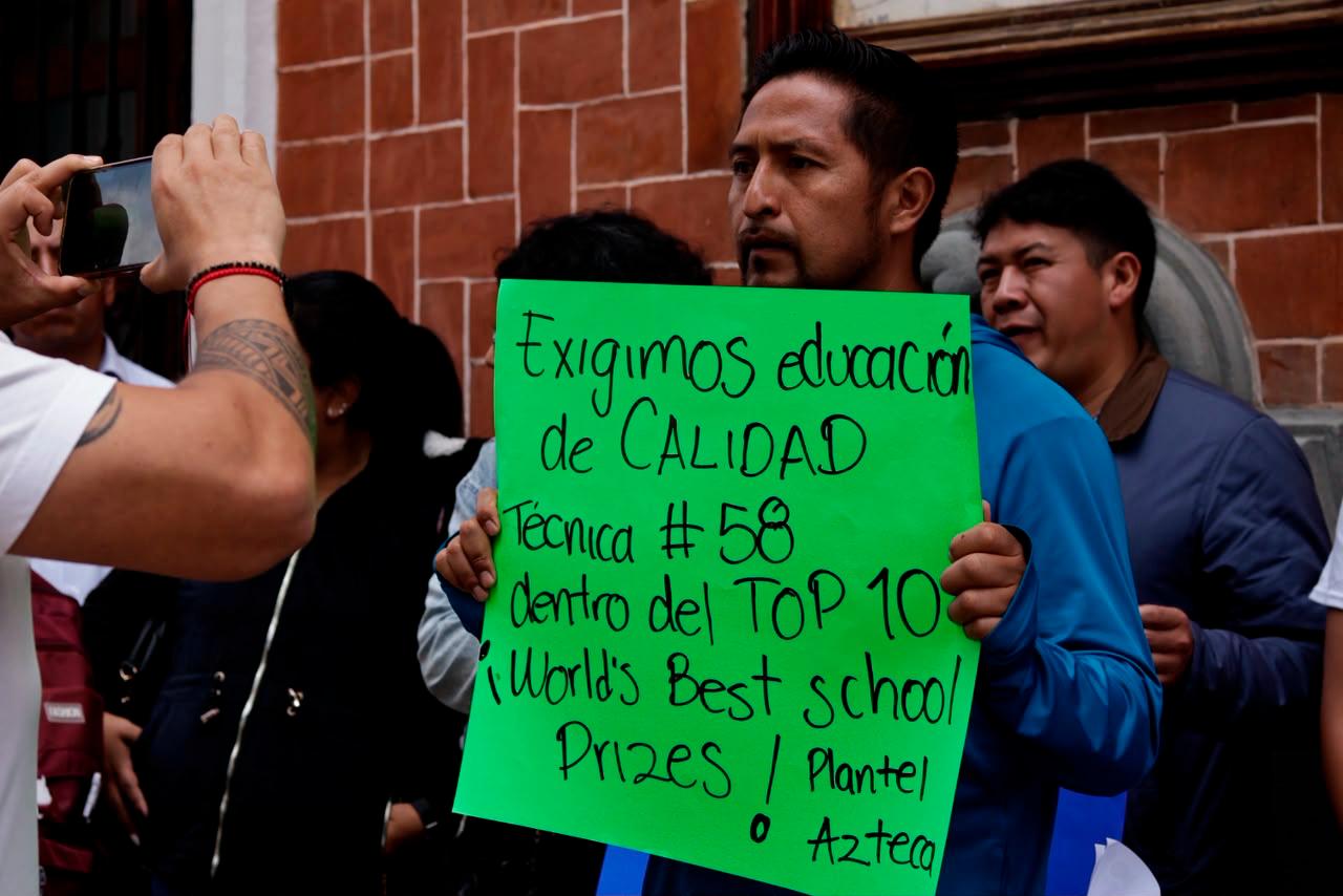 Padres de familia manifestándose frente a Palacio de Gobierno.
