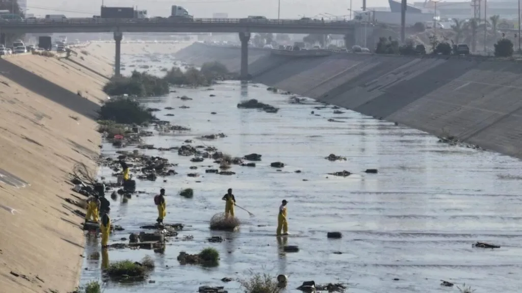 Obras de infraestructura hidráulica en el Río Tijuana para mejorar el tratamiento de aguas residuales.