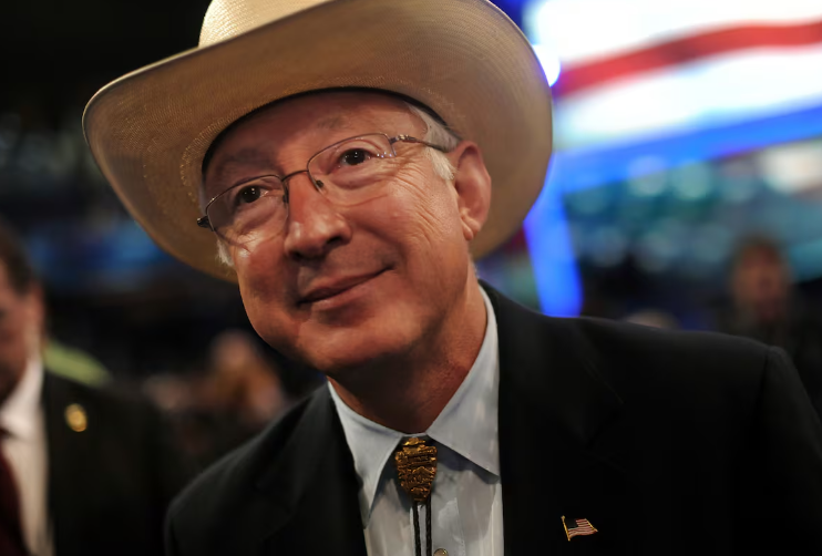Ken Salazar y fotografía de Ismael Mayo Zambada.