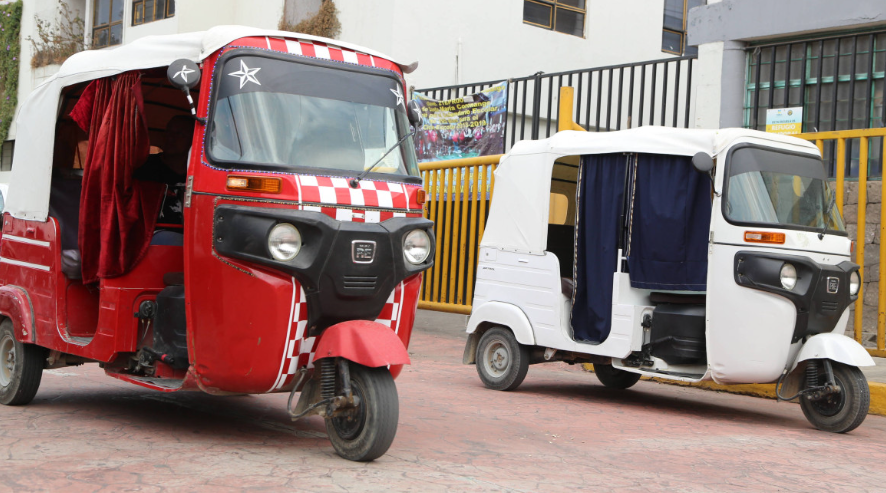 Mototaxis circulando en calles de Zitlaltépec.