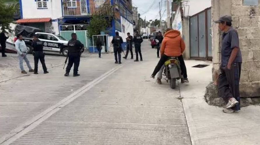Patrullas y peritos en la zona del crimen en Santa Apolonia Teacalco.