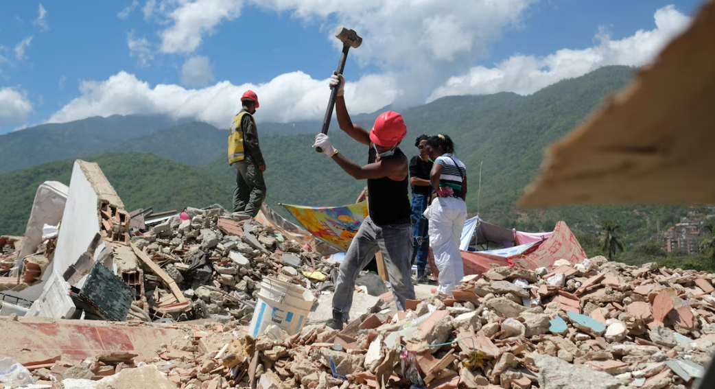 Personas afectadas por terremotos en Venezuela junto a viviendas dañadas.