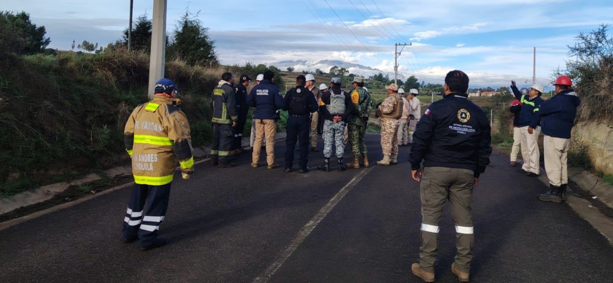 Personal de emergencia atiende una fuga de gas LP en Puebla.
