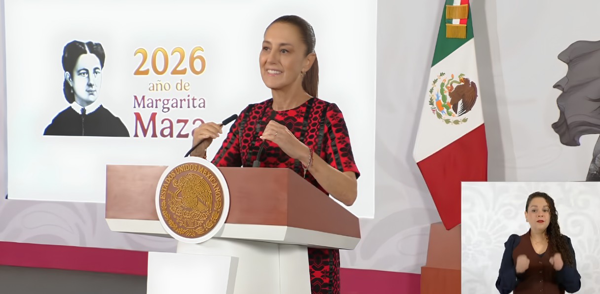 Julieta Venegas y Claudia Sheinbaum durante la polémica por La Niña Futbolista