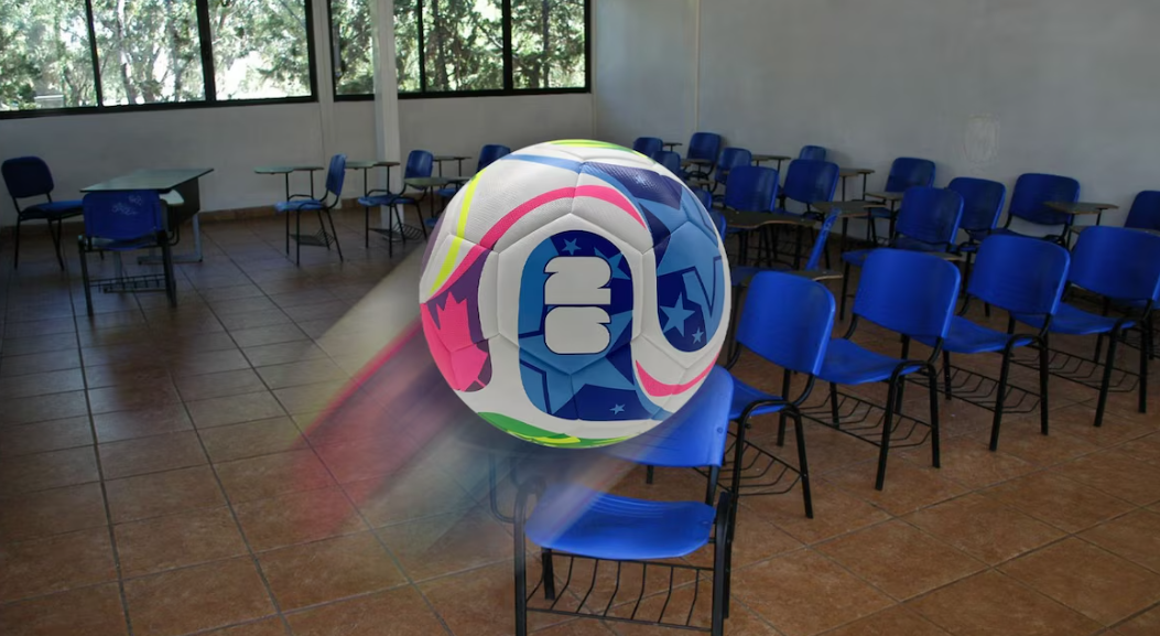 Estudiantes observan una transmisión relacionada con el Mundial 2026.