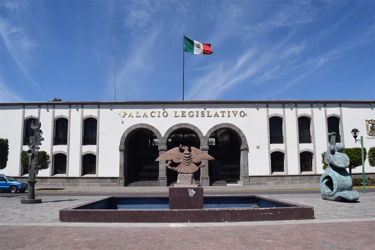 Diputados del Congreso de Tlaxcala durante sesión extraordinaria.
