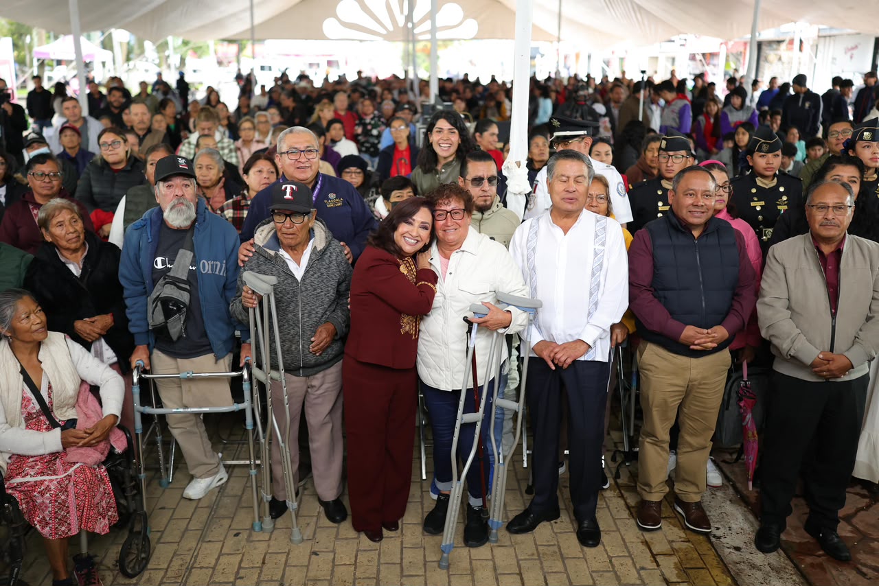 Entrega de aparatos funcionales a personas beneficiarias en Apizaco.
