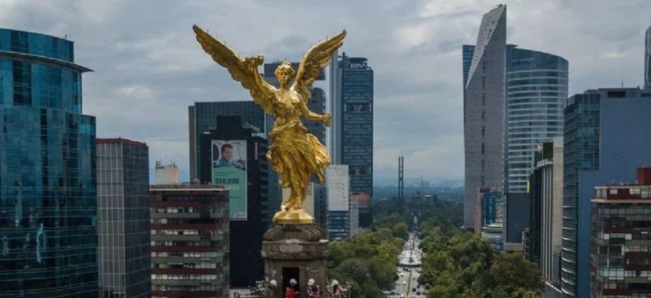 Aficionados celebrando un triunfo de México en el Ángel de la Independencia.