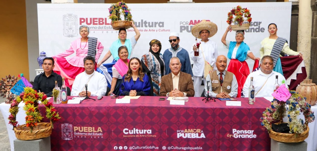 Danzantes y representantes internacionales en el Festival Internacional de las Etnias en Atlixco.