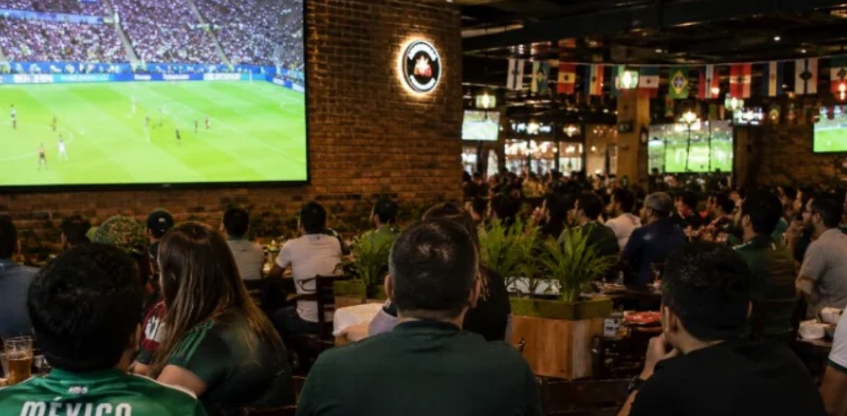 Promocionales del Mundial retirados de un restaurante en México.