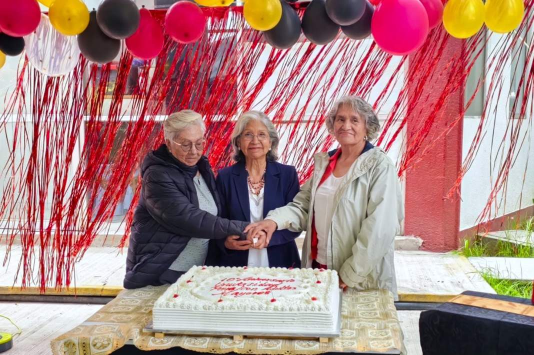Personas mayores participan en ceremonia de clausura de talleres de la UATx.