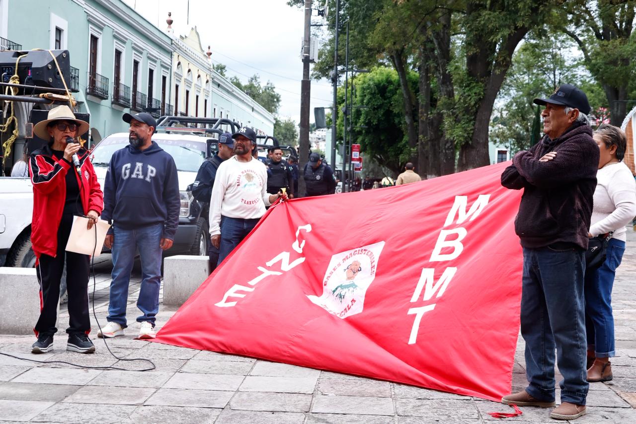 Maestros protestan frente a Palacio de Gobierno en Tlaxcala.