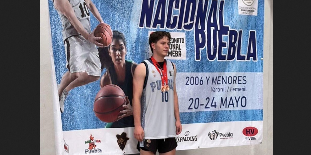 Kevin De Alba con trofeo de campeón nacional U20
