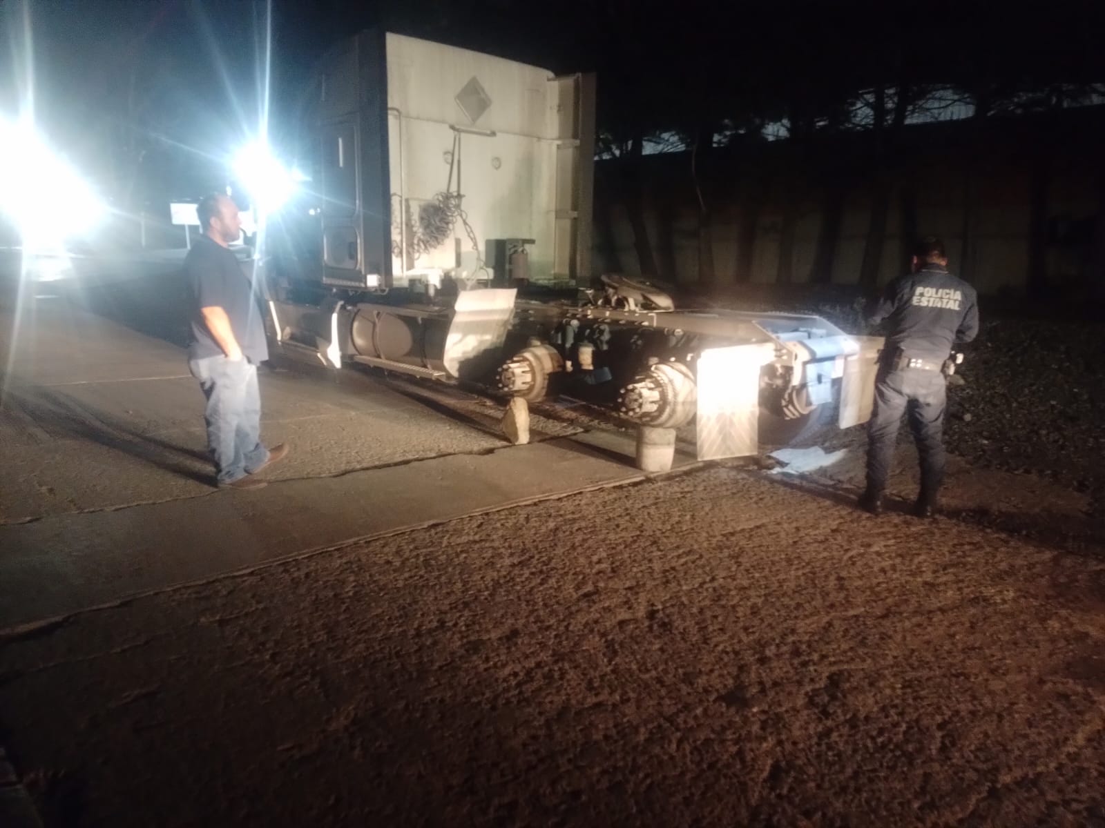 Trailero de Querétaro va al baño y delincuentes le roban dos llantas en Papalotla, Tlaxcala