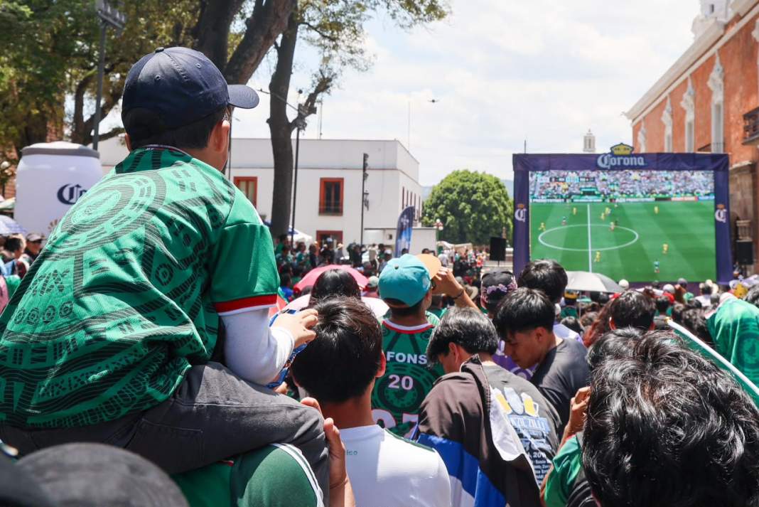 Familias reunidas en la Plaza de la Constitución viendo el Mundial 2026.
