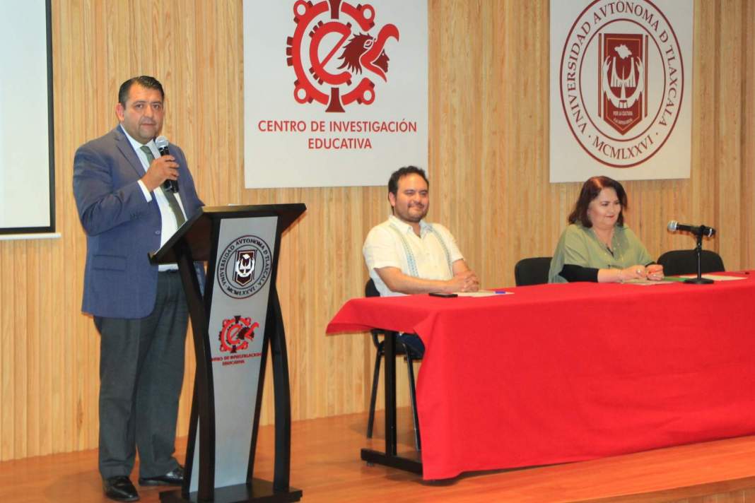 Docentes e investigadores durante foro académico en la UATx