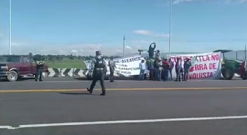 Ejidatarios protestan en la caseta de la autopista Amozoc-Perote.