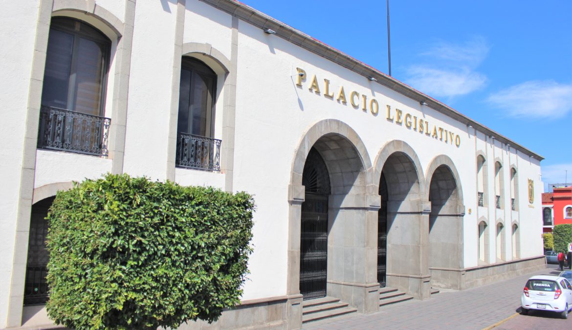 Empleados salen de oficinas del Congreso de Tlaxcala durante el Mundial.