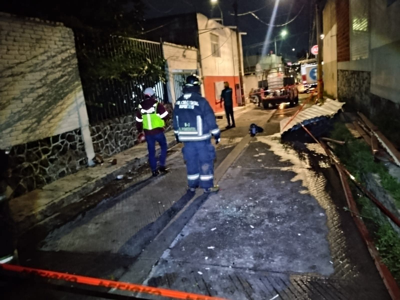 Fuertes vientos provocan desprendimiento de techumbre en jardín de niños; PC Cuautlancingo atiende emergencia