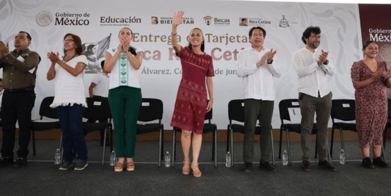 Claudia Sheinbaum entrega tarjetas de apoyo educativo a estudiantes en Colima.
