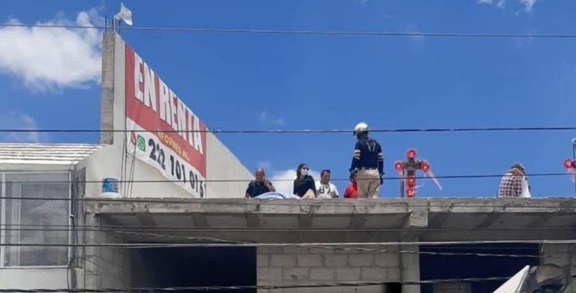 Patrullas y personal de emergencia en un inmueble de Tecamachalco.