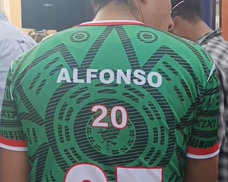 Alcalde de Tlaxcala "piratea" playeras del mundial con su nombre, y se deslinda 