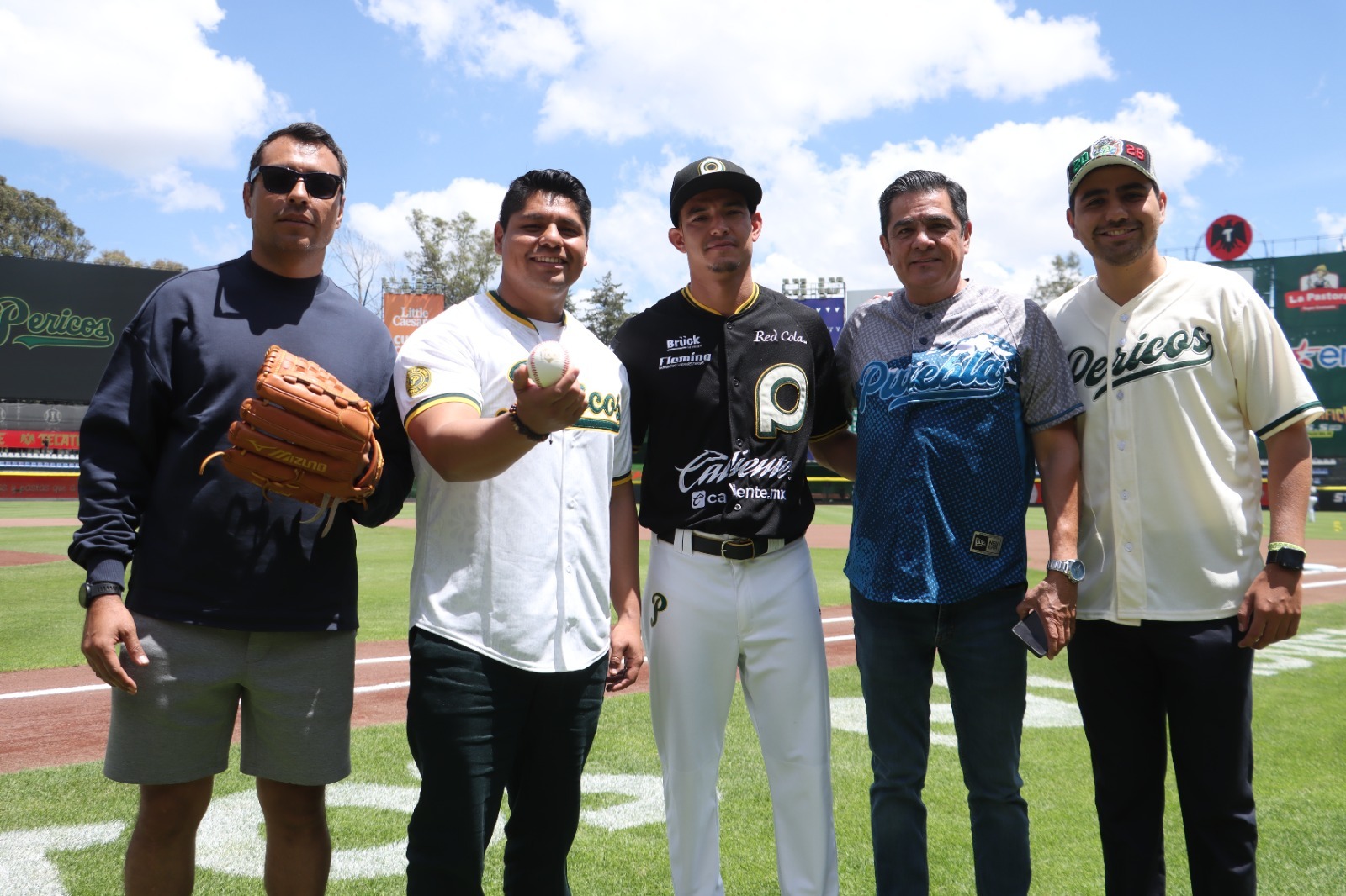 Omar Muñoz realiza lanzamiento inaugural en encuentro entre Pericos de Puebla y Toros de Tijuana