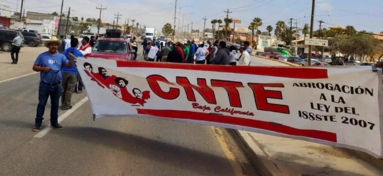 Integrantes de la CNTE en una caseta de peaje durante una protesta