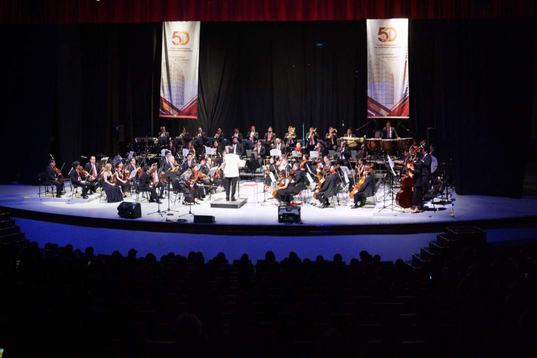 Orquesta Sinfónica de la UATx durante concierto de aniversario.