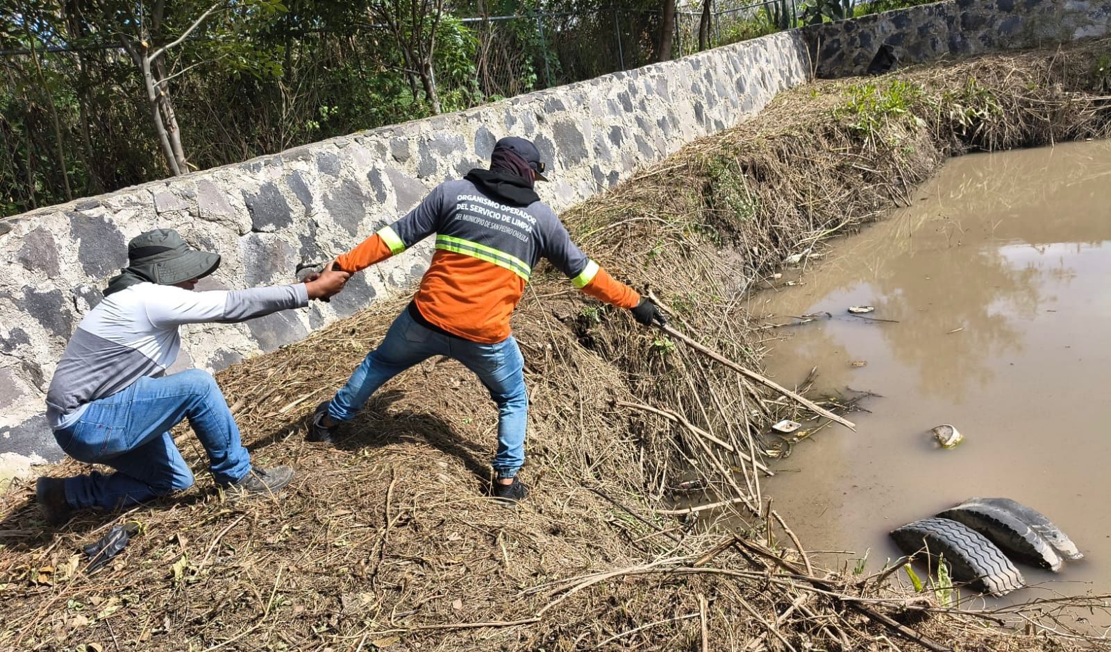 COMUNICADO-Rehabilitación y saneamiento en el vaso regulador ubicado en el barrio de Santiago Mixquitla