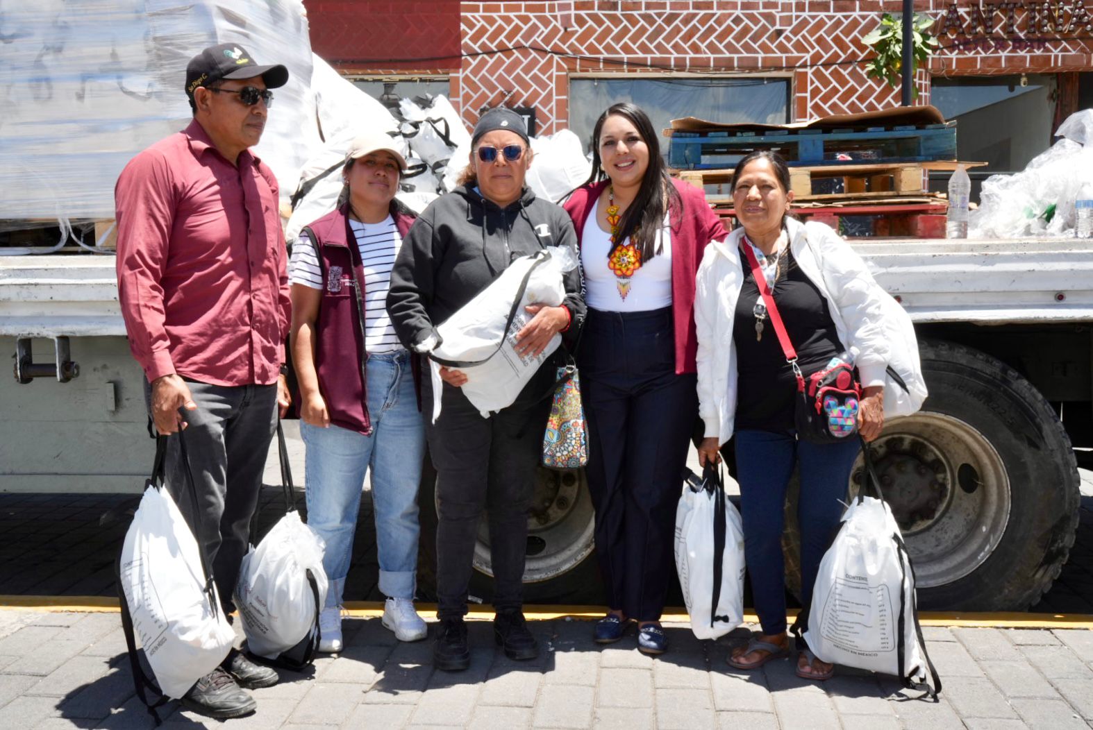 Trabaja Tonantzin Fernández en coordinación con el DIF Estatal en favor de los sectores más vulnerables
