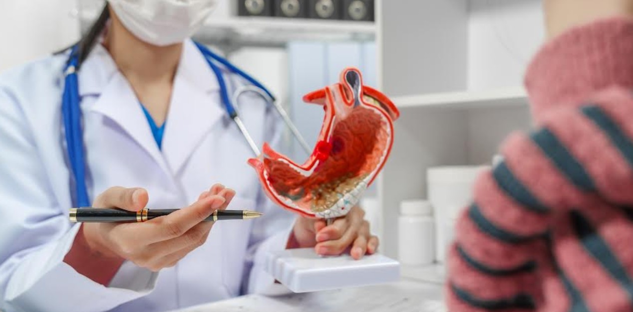 Persona con dolor abdominal consultando a un médico
