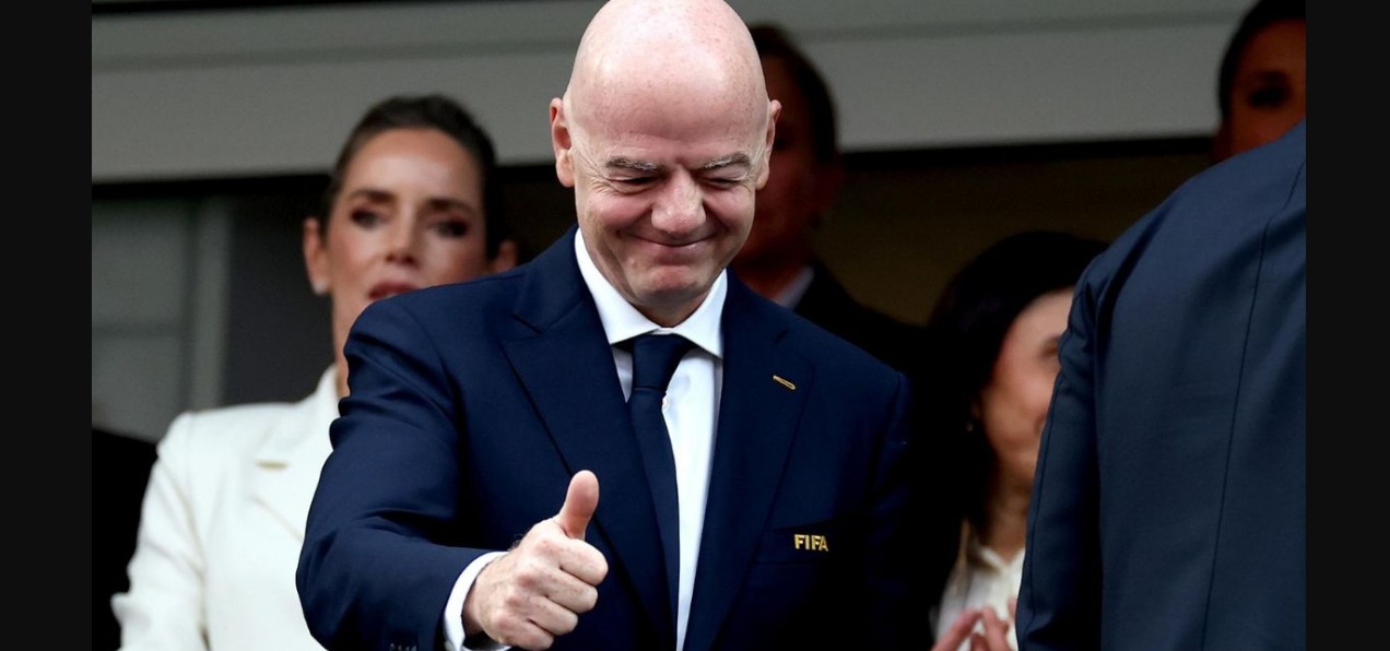 Gianni Infantino conversa con jugadores de Irán en el vestidor.