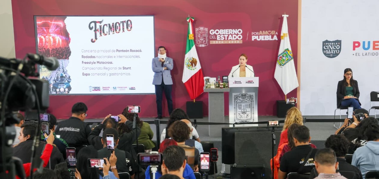 Motociclistas reunidos en un evento masivo en Puebla.