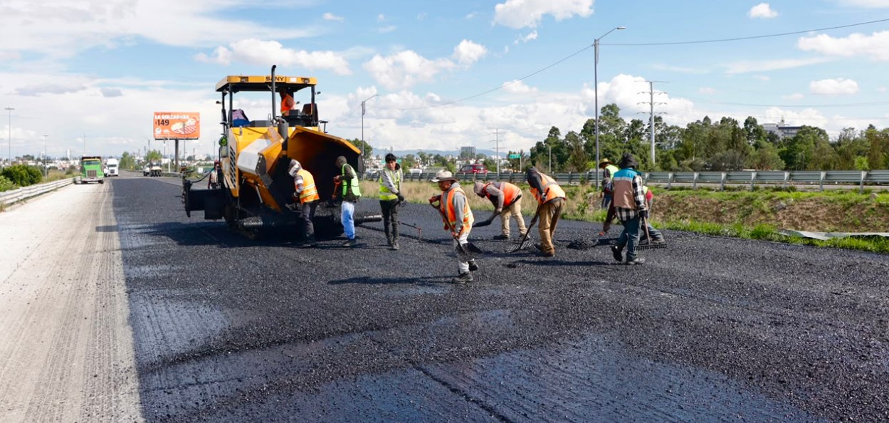 Trabajos de mantenimiento en el Periférico Ecológico de Puebla.